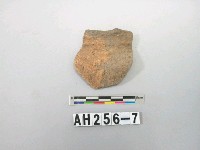 藏品(紅色粗砂陶口緣殘件)的圖片